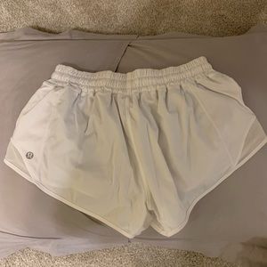 LULU LEMON Hotty Hot Short ll WHITE